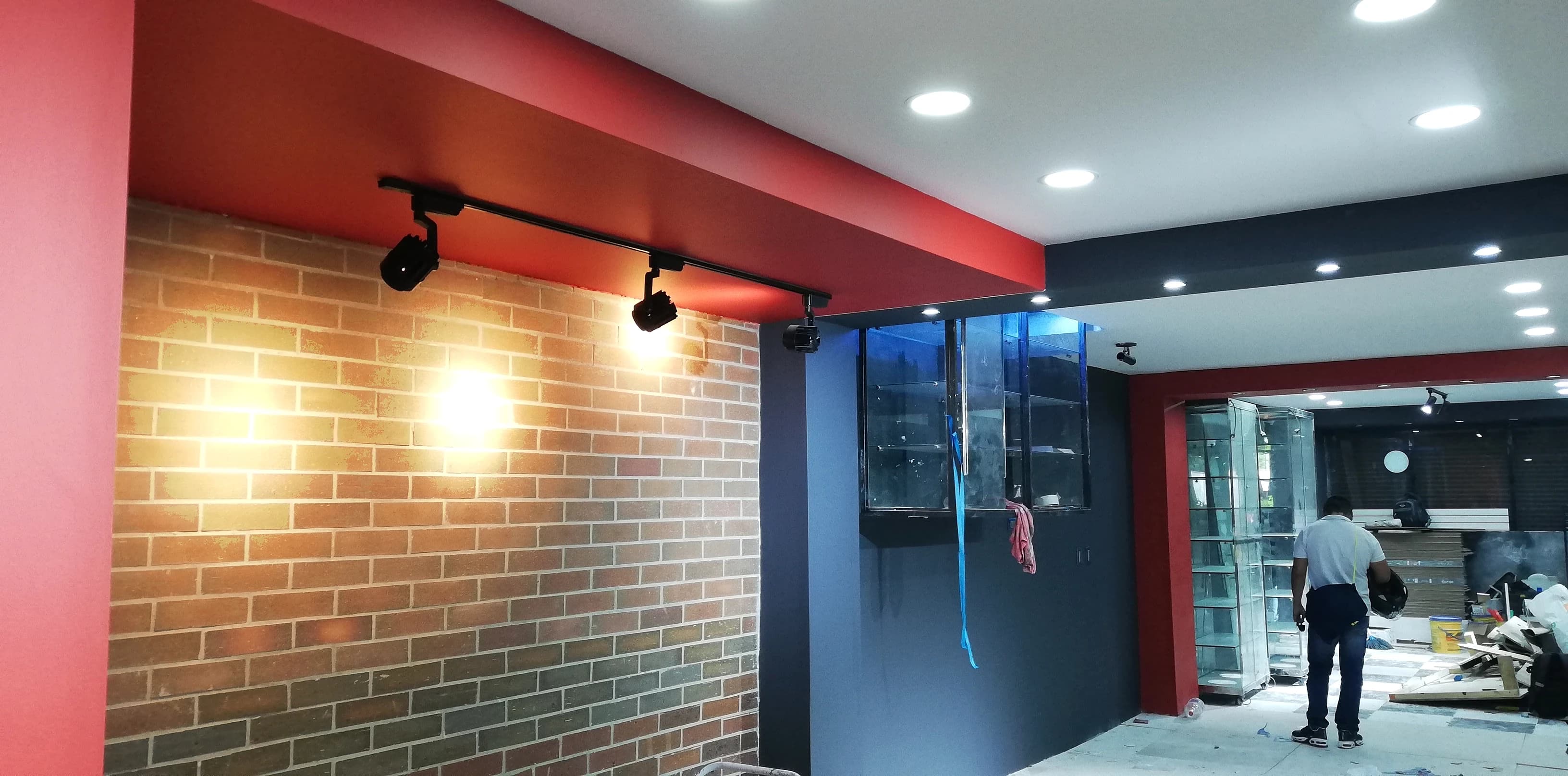 Estructura liviana en espacio comercial