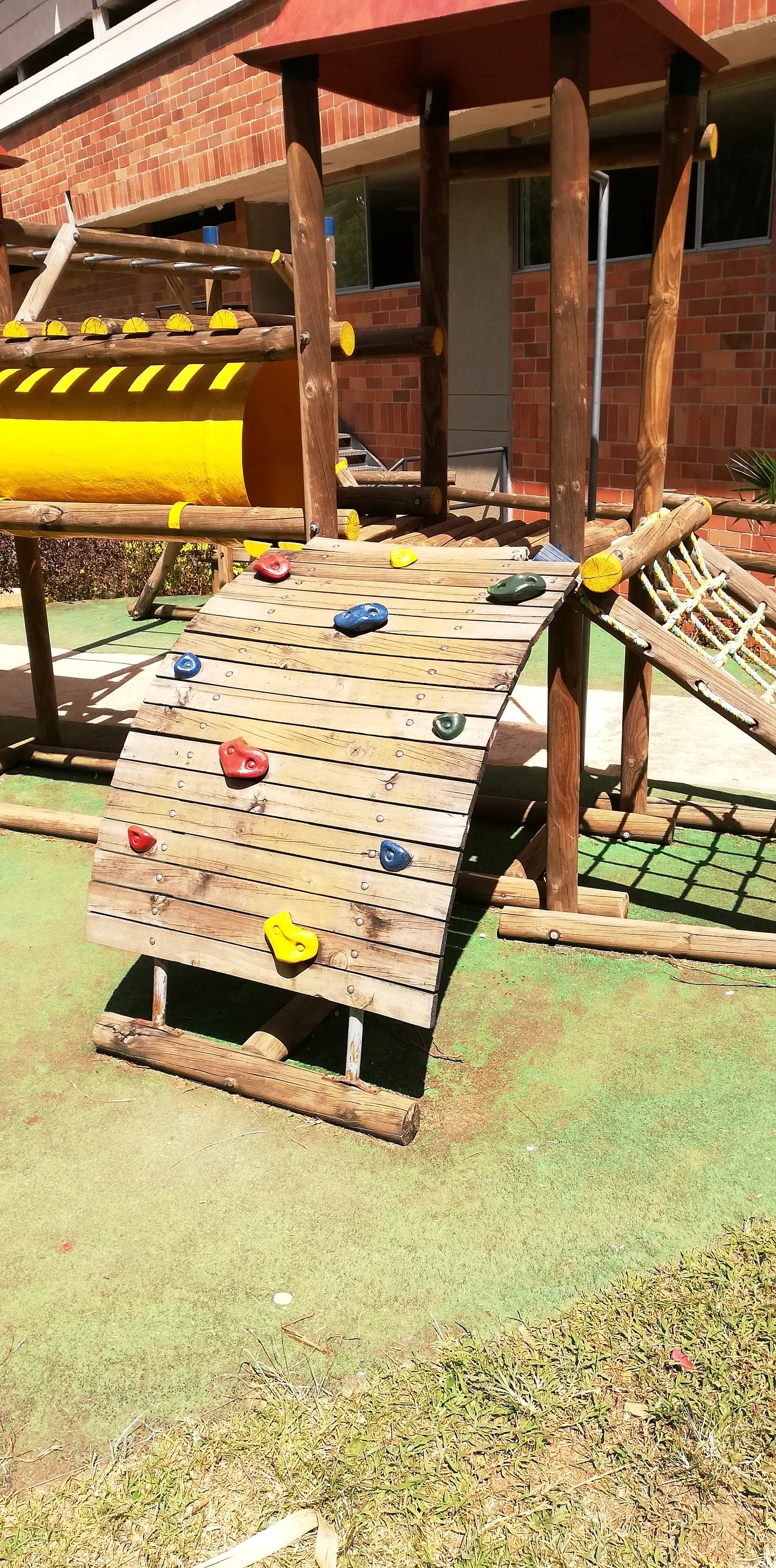 Estructura y cerramiento del parque infantil