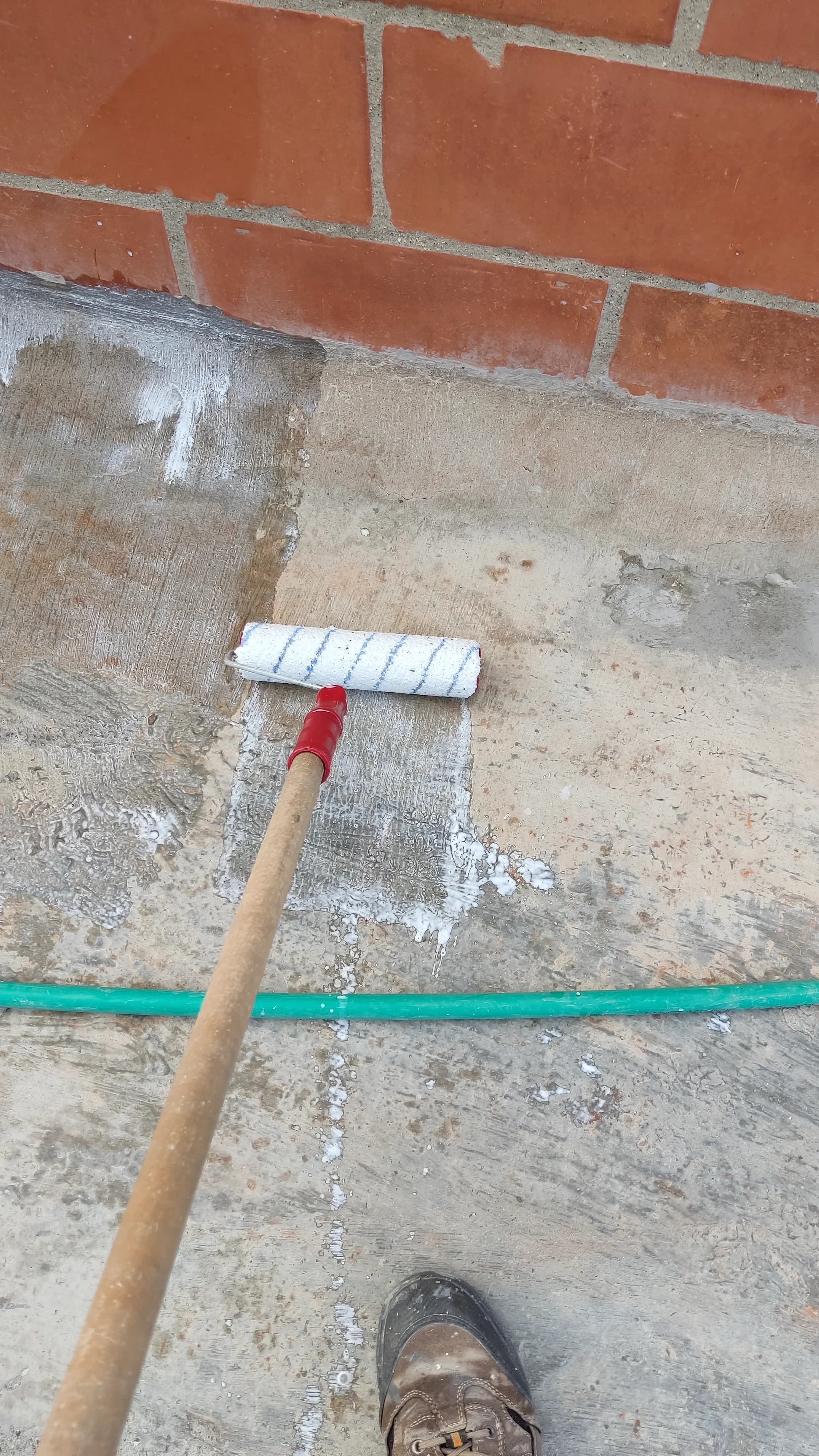 Aplicación de impermeabilizante en terraza