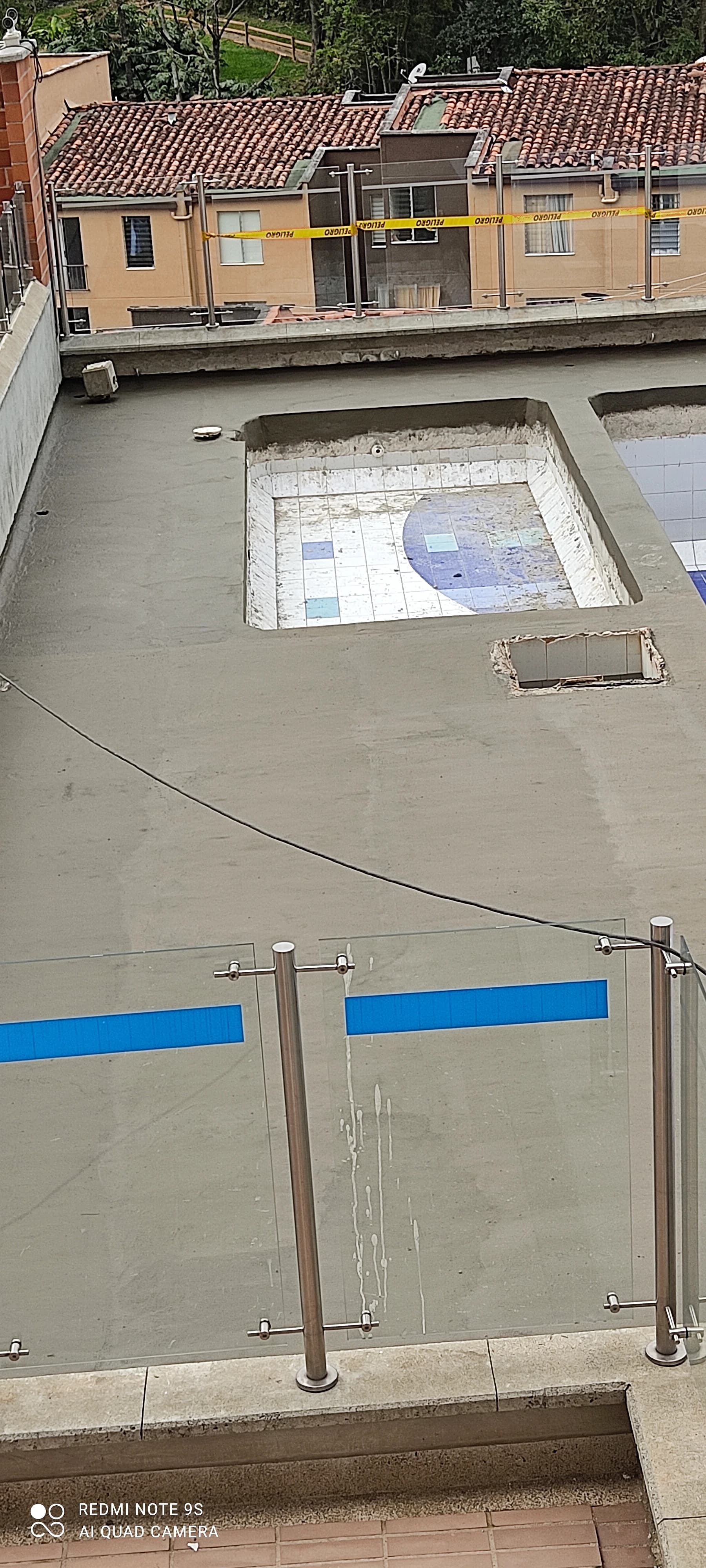 Zona de trabajo en cubierta de piscina