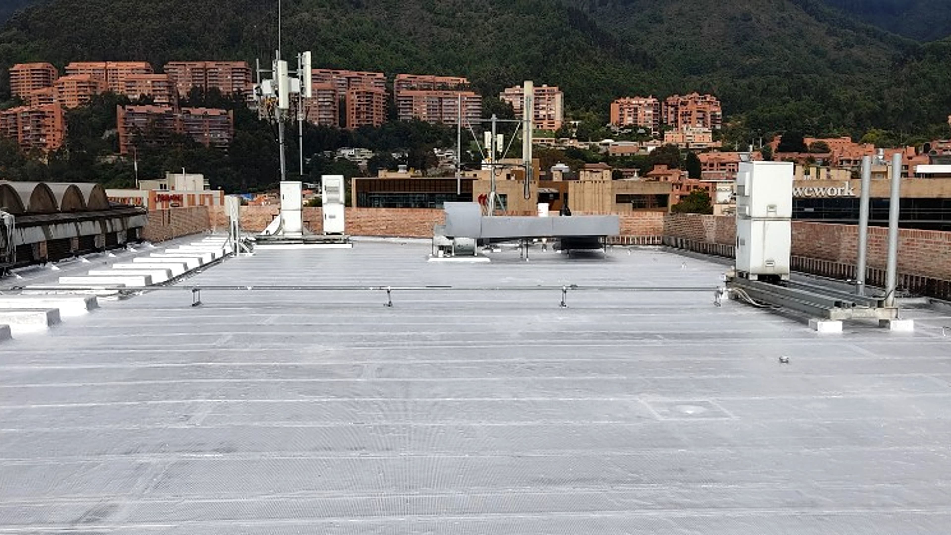 Impermeabilización de cubierta con vista a la ciudad — IMPER-ACABADOS TOTAL